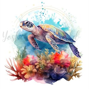 Pu&ograve; includere: Illustrazione ad acquerello di una tartaruga marina che nuota nell'oceano. La tartaruga ha un guscio verde e blu, con un viso e pinne dettagliati. Coralli e piante acquatiche in primo piano, con acqua blu e un cerchio dorato sullo sfondo.