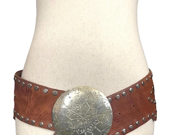 Vintage Marokkaanse leren statementriem met gestempelde zilveren gesp en studdetails