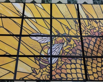 Vitral de Abelha – Arte de Parede Grande em Azulejos (Download Digital)
