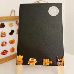 Pizarra de doble cara con lindas decoraciones con temática de panadería: perfecta para cafeterías, cocinas y decoración del hogar