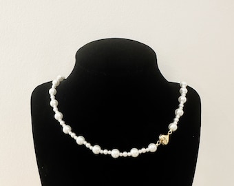 Handmade Glass Pearl Necklace with Gold Heart Magnetic Clasp – Timeless White Pearls for Formal or Everyday Wear – Elegant exclusive Design