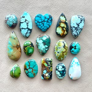 Peut inclure: Assortiment de 15 cabochons en turquoise de différentes formes et tailles, notamment en forme de cœur, ovale, goutte et ronde. Les pierres sont un mélange de couleurs bleues, vertes et brunes.