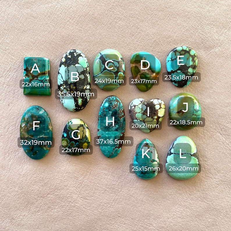 Op de afbeelding: Twaalf turquoise cabochons in verschillende vormen en maten, gelabeld met de letters A tot en met L. Elke cabochon heeft een uniek patroon van groen, blauw en zwart. De cabochons zijn gerangschikt in een raster op een lichtbruin oppervlak.