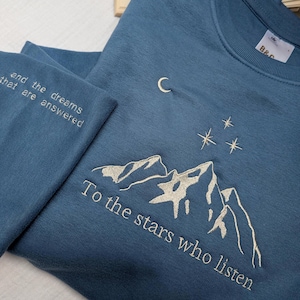 Velaris broderad tröja, blå eller beige | Acotar Merch | Citat | Bok | Booktok | Acotar Books | Present till Acotar-fans | Bokhörna