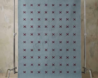 Alfombra de lana tejida a mano de tejido plano, color azul claro con patrón de puntada en X color burdeos, ideal para sala de estar, dormitorio, comedor, oficina y cuarto infantil.