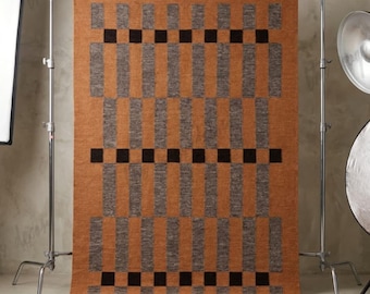 Handgeweven platgeweven wollen vloerkleed, roestoranje geometrisch vloerkleed met grijze streepblokken en zwart geblokte details voor modern woonkamertapijt
