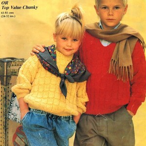 Könnte beinhalten: Zwei Kinder tragen Strickpullover. Das Mädchen trägt einen gelben Pullover mit einem blau-roten gemusterten Schal. Der Junge trägt einen roten Pullover mit einem braunen Schal. Woolmix Chunky ODER Top Value Chunky 61-81 cm (24-32 Zoll)