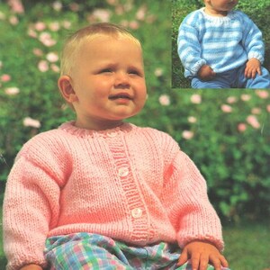 Puede incluir: Dos niños pequeños con cárdigans de punto. El niño de la izquierda lleva un cárdigan rosa con botones y pantalones a cuadros. El niño de la derecha lleva un cárdigan a rayas azul y blanco con pantalones azules.
