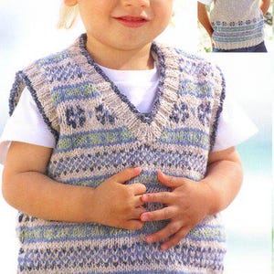 Puede incluir: Un niño lleva un chaleco de punto con cuello en V. El chaleco presenta un patrón de rayas horizontales azules, verdes y beige y diseños florales. El niño lleva una camiseta blanca debajo. La imagen también incluye una imagen más pequeña del mismo chaleco.