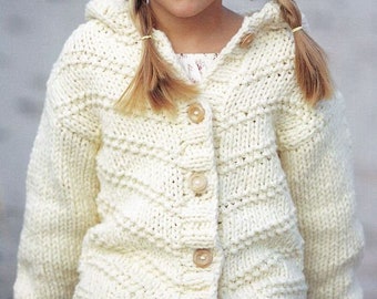 Könnte beinhalten: Ein weißer Strickcardigan mit Kapuze und Knopfleiste. Der Cardigan hat ein strukturiertes Strickmuster und ist aus weichem Garn gefertigt.