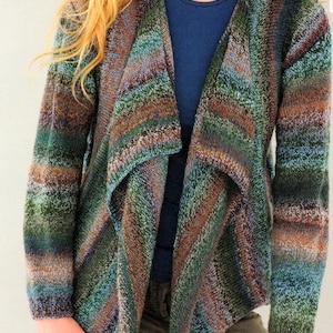 Puede incluir: Un cárdigan de manga larga con cuello drapeado. El cárdigan está hecho de un hilo suave multicolor con tonos de verde, azul, marrón y morado.