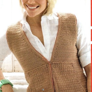 Może przedstawiać: Brązowa kamizelka wykonana na szydełku z czerwonym wykończeniem i zamkiem błyskawicznym. Kamizelka ma kieszeń z przodu. Modelka ma na sobie białą koszulę i niebieskie dżinsy.