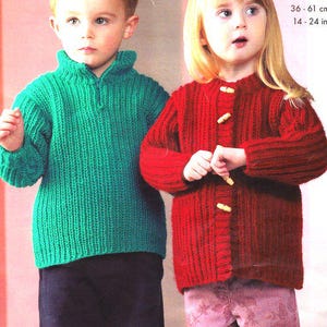 Könnte beinhalten: Zwei gestrickte Kinderpullover. Einer ist ein leuchtend grüner Pullover mit hohem Kragen. Der andere ist eine rote Strickjacke mit Knebelverschlüssen aus Holz. Das Bild enthält Größenangaben: 36-61 cm (14-24 Zoll).