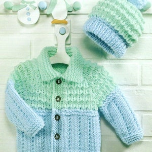 Op de afbeelding: Een gebreide baby-cardigan en muts set in lichtblauw en groen. De cardigan heeft een knoopsluiting en een kraag. De muts heeft een pompon bovenop.