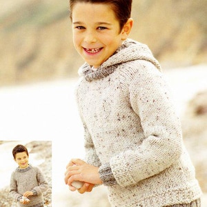 Peut inclure: Un jeune enfant porte un pull à capuche en tricot moucheté avec des bordures et des poignets gris. Le pull est de couleur beige clair avec des mouchetures marron et rouge. L'image comprend le texte "easy knit" dans un cercle noir.