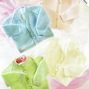 Puede incluir: Cuatro cárdigans de punto para bebé en diferentes colores: azul claro, rosa claro, amarillo claro y verde claro. Los cárdigans tienen un diseño sencillo con cierre de botones. Diseño de punto fácil. Incluye tallas prematuras.