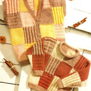 以下が含まれることがあります： パッチワークのデザインのニットベストが2つ。大きい方のベストは袖なしでVネック。小さい方のベストはクルーネックで長袖。両方のベストは、黄色、茶色、オレンジなど、さまざまな色で作られています。