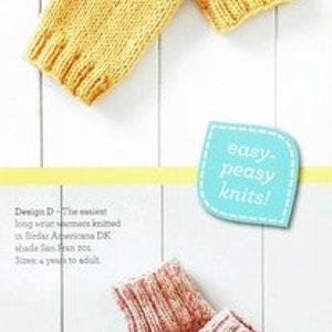 Puede incluir: Dos pares de guantes sin dedos de punto. El par superior es amarillo y el par inferior es rosa con un patrón moteado. El texto "easy peasy knits!" está impreso sobre un fondo azul.