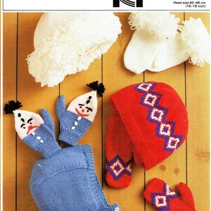 Könnte beinhalten: Strickmuster für eine Baby-Mütze und Fäustlinge. Das Muster enthält Anleitungen für eine weiße Mütze mit Rüschenrand, eine rote Mütze mit geometrischem Muster und blaue Fäustlinge mit einem Schneemann-Gesicht. Das Muster ist für einen Kopfumfang von 40-46 cm (16-18 Zoll).
