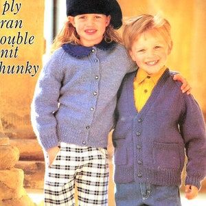 以下が含まれることがあります： 青いニットカーディガンを着た子供2人。女の子は黒いベレー帽と格子柄のズボンを履いています。男の子はカーディガンの下に黄色の襟付きシャツを着ています。画像には「4 ply aran double knit chunky」というテキストが表示されています。