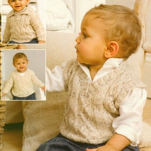 Puede incluir: Dos niños con suéteres de punto. Un niño lleva un suéter beige con un patrón de punto de cable y cuello. El otro niño lleva un suéter beige sin mangas con un patrón de punto de cable.