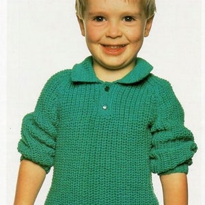 Könnte beinhalten: Ein grüner Strickpullover mit Kragen und Knopfleiste. Der Pullover hat eine gerippte Struktur und ist für ein Kind gemacht.