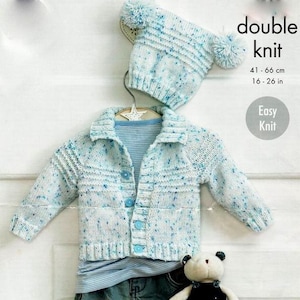 以下が含まれることがあります： 水色と白のまだら模様のニットベビー用カーディガンと、ポンポン付きのお揃いの帽子。 ハンガーに掛けられています。「double knit」と「Easy Knit」の文字が見えます。 サイズは41～66cmです。