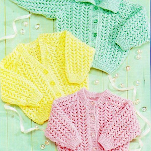 Könnte beinhalten: Drei gestrickte Baby-Cardigans in Pastellfarben: Hellgrün, Gelb und Rosa. Jeder Cardigan hat eine Knopfleiste vorne und ein zartes Lochmuster. Der grüne Cardigan hat einen Kragen.