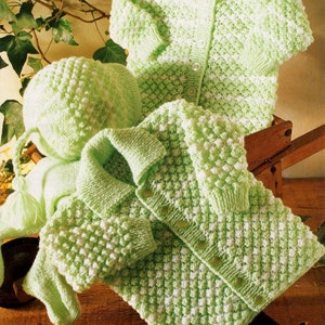 Può includere: Un set di cardigan e cappello a maglia per neonato, di colore verde e bianco. Il cardigan ha una chiusura con bottoni e il cappello ha un piccolo pon pon sulla cima. Il set è realizzato a maglia doppia ed è adatto per neonati di 41-56 cm.