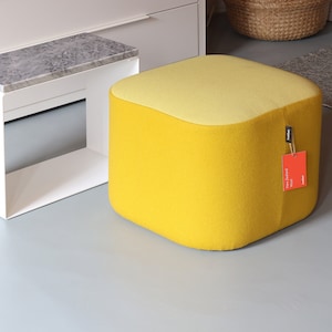 GELBER POUF | Ottomane aus Wollstoff | Bequemer moderner Pouf | Pouf aus Camira-Wolle | Pouf aus gelber Schurwolle | Minimalistischer modularer Ottoman