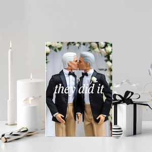 Carte de partenariat civil pour mariage gay Ils l'ont fait en embrassant des poupées en costumes blancs Jolie carte de mariage gay Cartes de voeux de mariage LGBTQ +