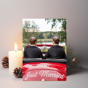 Carte de partenariat civil de mariage gay Mariage de jeunes mariés Voiture rouge Poupées gays en costumes Jolie carte de mariage gay Cartes de voeux de mariage LGBTQ +