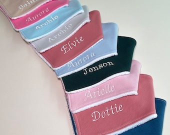 Handgefertigtes, personalisiertes Bandana-Lätzchen. Namenslätzchen. Gesticktes Dribble-Lätzchen. Bio-French-Terry- und Bambus-Frottee. Personalisiertes Babygeschenk.