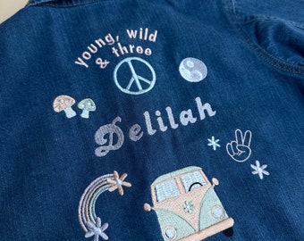 Veste en jean brodée personnalisée pour tout-petits et bébés enfants, bohème, hippie, amour, paix, jeune, sauvage et trois, choisissez votre libellé.