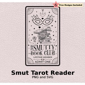 Op de afbeelding: Een rechthoekig grafisch ontwerp met een zwarte lijntekening van een masker, een stapel boeken en een roos. De tekst luidt THE SMUTTY BOOK CLUB, LIFETIME MEMBER en ADMIT ONE, met een sterpictogram met het label 6 Free Designs Included.