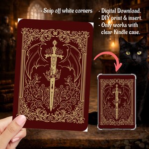 Könnte beinhalten: Ein burgunderfarbener digitaler Download mit einem goldenen Schwert- und Flügeldesign, bestimmt für den DIY-Druck und das Einsetzen in eine transparente Kindle-Hülle. Das Design weist verzierte Blumen- und Scrollarbeiten auf. Der Text auf dem Bild lautet: "Snip off white corners. Digital Download. DIY print & insert. Only works with clear Kindle case."