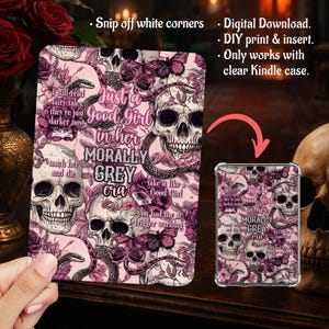 Op de afbeelding: Een rechthoekige Kindle-inzet met een roze en paars bloemenpatroon met schedels, slangen en vlinders. De tekst luidt: Just a Good Girl in her MORALLY GREY era, I still read fairy tales they're just darker now, touch her and die, take it like a Good Girl, you had me at trigger warning.