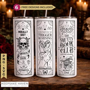 Pode incluir: Três copos cilíndricos brancos com canudos prateados, cada um com desenhos de linhas pretas. O primeiro mostra uma caveira e o texto Morally Grey Is My Favorite Color. O segundo mostra mãos e o texto You Had Me At Trigger Warning. O terceiro mostra uma máscara e o texto The Smutty Book Club Lifetime Member Admit One.