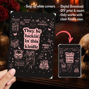 Puede incluir: Inserto negro para Kindle con texto e ilustraciones rosas. El inserto dice "They be fuckin' in this kindle" con otro texto y gráficos. También se muestra una funda transparente para Kindle con el inserto.