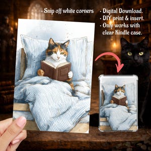 Puede incluir: Ilustración en acuarela de un gato calicó leyendo un libro en la cama, con ropa de cama a rayas azules. La imagen es una descarga digital, diseñada para ser impresa e insertada en una funda transparente para Kindle. El texto de la imagen dice: "Recorta las esquinas blancas. Descarga digital. Imprime e inserta tú mismo. Solo funciona con funda Kindle transparente."