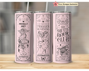 Puede incluir: Tres vasos cilíndricos de color rosa claro con pajitas blancas, cada uno con diseños de líneas negras. Los vasos muestran textos como Morally Grey, You Had Me At Trigger Warning y The Smutty Book Club, junto con ilustraciones de manos, rosas, libros y mariposas.
