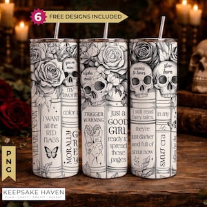 Op de afbeelding: Drie cilindrische bekers met rietjes, voorzien van zwart-witte illustraties van gestapelde boeken, schedels, rozen en vlinders. De tekst bevat "I WANT all the RED FLAGS", "TRIGGER WARNING", "just a GOOD GIRL" en "I still read fairy tales."