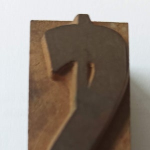 木製の活版印刷要素のドル記号。