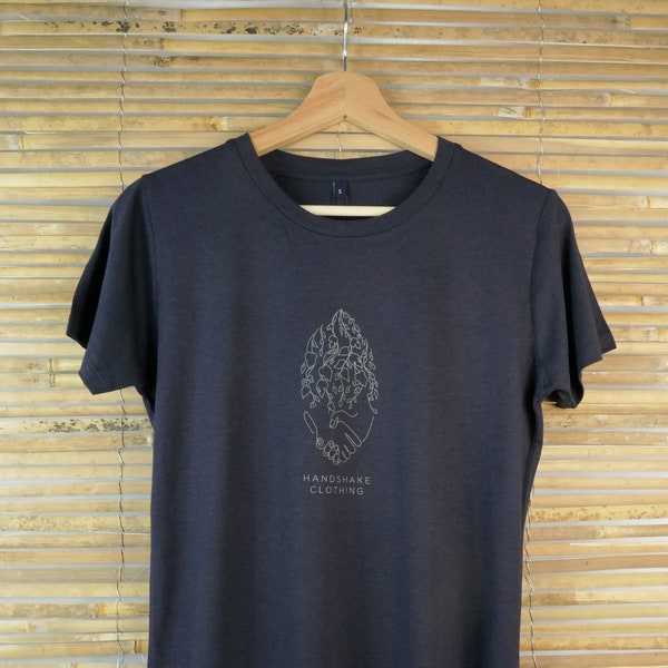 Nachhaltiges & fair produziertes T-Shirt aus EcoVero (Holzfaser) mit Blumenlogo, extrem soft und angenehm zu tragen
