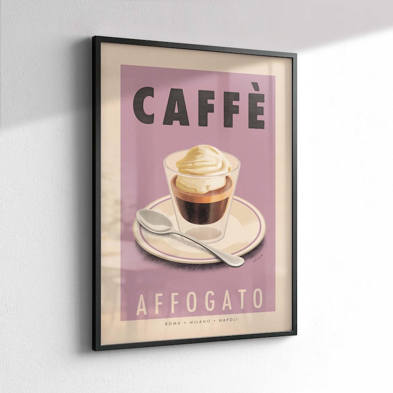 Puede incluir: P&oacute;ster enmarcado con una ilustraci&oacute;n vintage de un affogato. La imagen muestra un vaso de caf&eacute; con helado, una cuchara y la palabra "CAFF&Egrave;" en la parte superior. La palabra "AFFOGATO" est&aacute; en la parte inferior, con "ROMA &bull; MILANO &bull; NAPOLI" debajo.