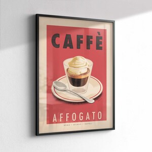 Puede incluir: P&oacute;ster enmarcado con una ilustraci&oacute;n vintage de un affogato. El p&oacute;ster presenta la palabra "CAFF&Egrave;" en la parte superior y "AFFOGATO" en la inferior, con un vaso de caf&eacute; y helado en el centro. El fondo es rojo.
