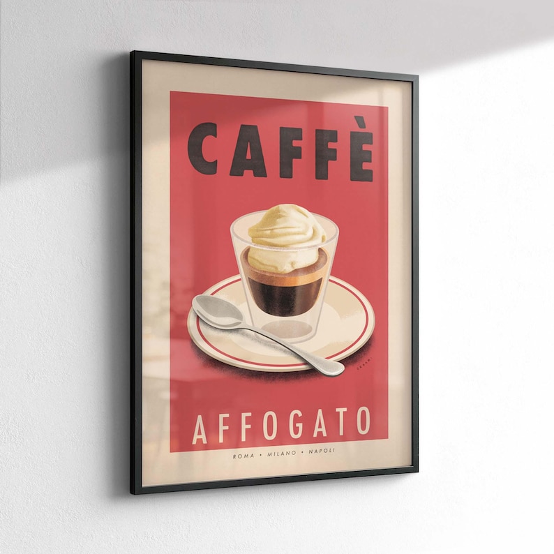 Puede incluir: P&oacute;ster enmarcado con una ilustraci&oacute;n vintage de un affogato. El p&oacute;ster presenta la palabra "CAFF&Egrave;" en la parte superior y "AFFOGATO" en la inferior, con un vaso de caf&eacute; y helado en el centro. El fondo es rojo.