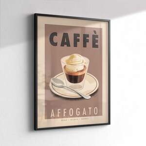 Puede incluir: Impresi&oacute;n art&iacute;stica enmarcada con una ilustraci&oacute;n de estilo vintage de un affogato. La imagen muestra un vaso de caf&eacute; cubierto con helado, un platillo y una cuchara. La palabra "CAFF&Egrave;" est&aacute; en la parte superior y "AFFOGATO" en la inferior.