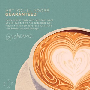 Op de afbeelding: Close-up van een latte met een hartvormig ontwerp in een witte kop. De afbeelding bevat de tekst "ART YOU'LL ADORE GUARANTEED" en "Graham". De achtergrond is een turquoise kleur.