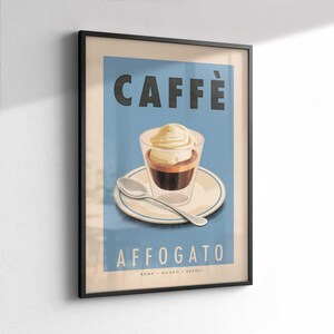 Puede incluir: P&oacute;ster enmarcado con una ilustraci&oacute;n de estilo vintage de un affogato. La imagen muestra un vaso de caf&eacute; con helado, una cuchara y la palabra "CAFF&Egrave;" en la parte superior. La palabra "AFFOGATO" est&aacute; en la parte inferior, con "ROMA MILANO NAPOLI" debajo.